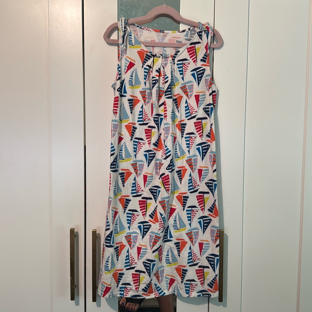 Land and dress size 10 to 12. 100%.  White with sailboats.  Like new